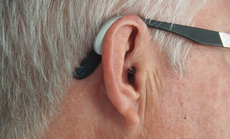 Das Hörgerät pfeift - oft sind die Ursachen technischer Natur